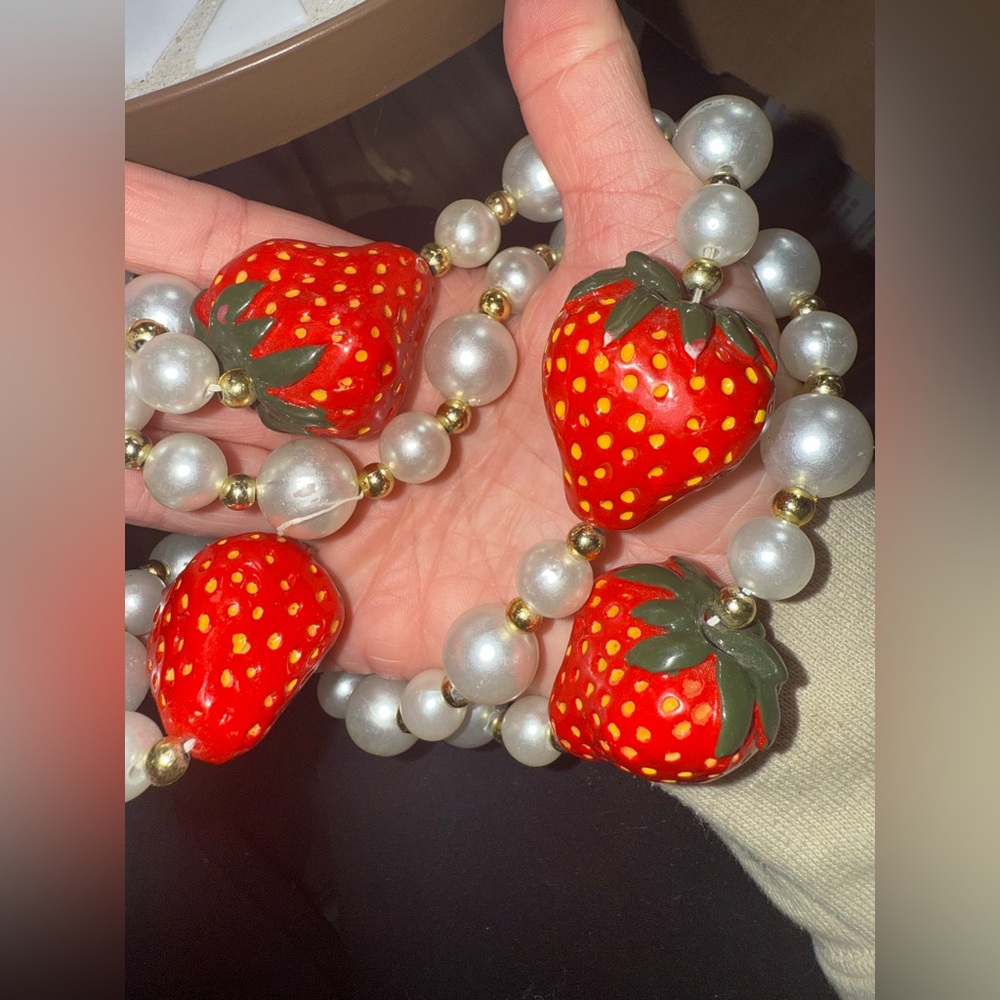 21 inches long Strawberry Faux Pearl Necklace‎ - Picture 4 of 6